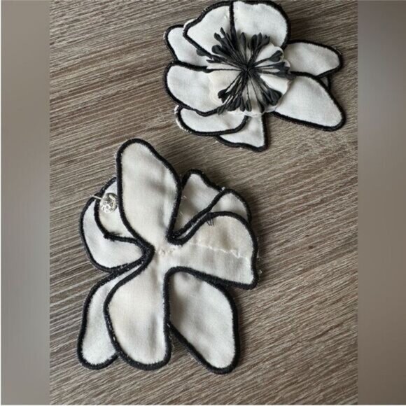 White and Black Floral Earrings M391 - Picture 4 of 4